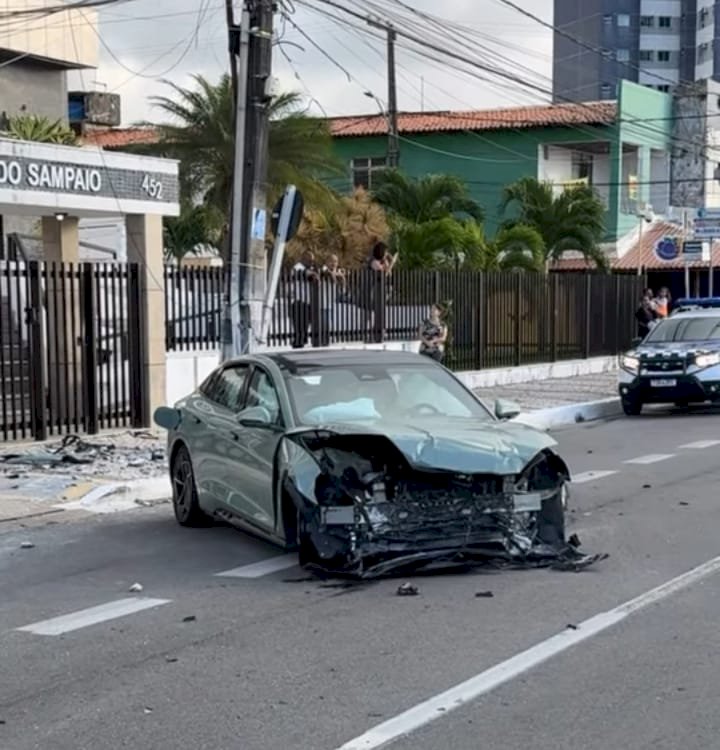 Carro desgovernado atinge ciclista e colide com poste na Beira Mar